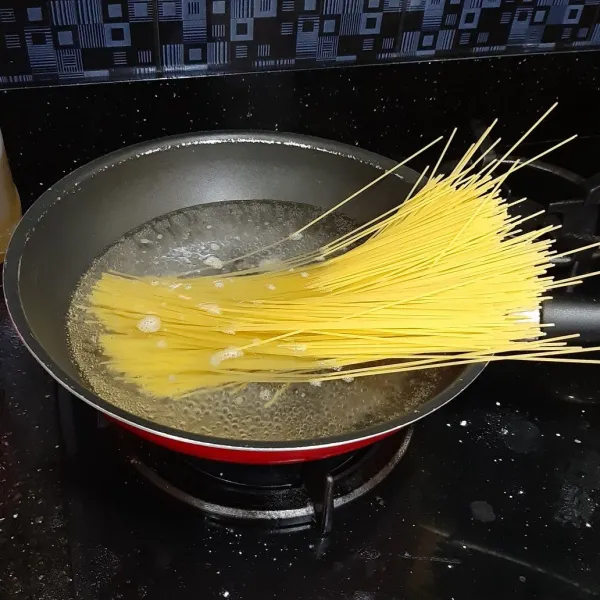 Rebus spaghetti sampai al dente