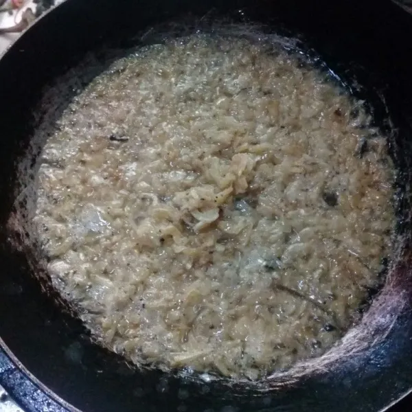 Goreng udang rebon dengan 4 sdm minyak goreng sampai kering