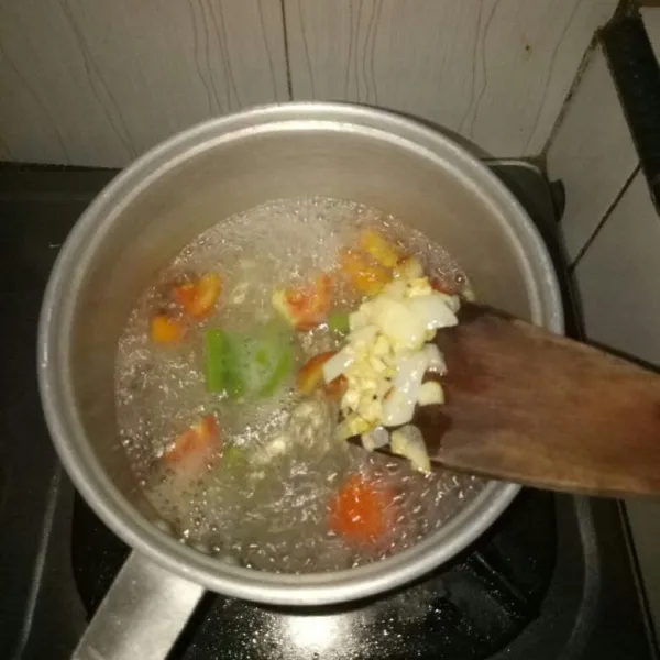 Masukkan tumisan bawang ke dalam panci rebusan sayur