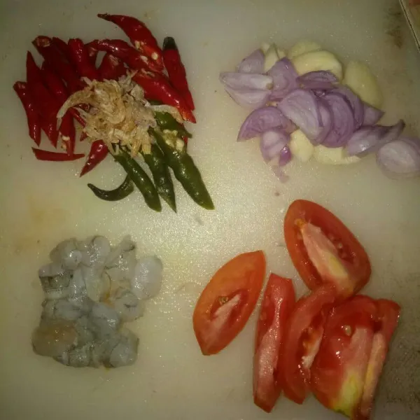 Cuci bersih dan potong-potong bawang merah, bawang putih, tomat dan udang