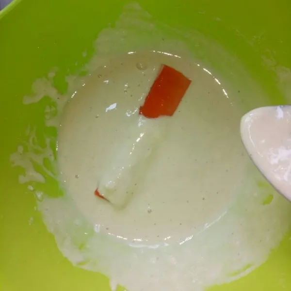 Celupkan crab stick ke dalam adonan tepung. Baluri sampai crab stick tertutup rata