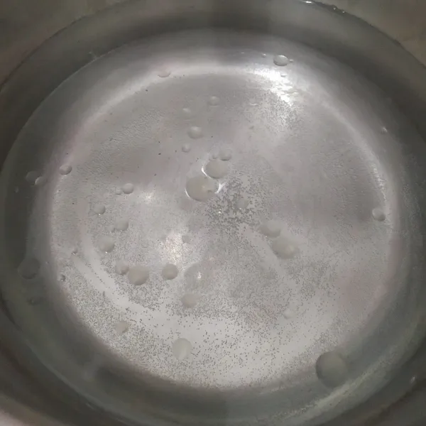 Di panci, panaskan air cukup banyak kemudian beri 1 sdt minyak, masukkan cilok yang sudah dibentuk