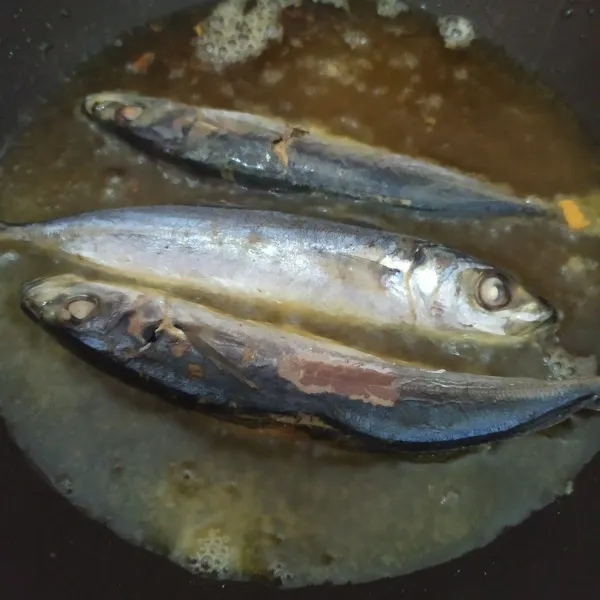 Masukkan ikan cue, goreng ikan sampai kering. Tiriskan