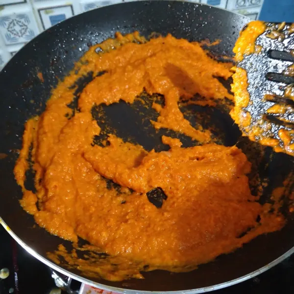 Tumis bumbu halus hingga harum