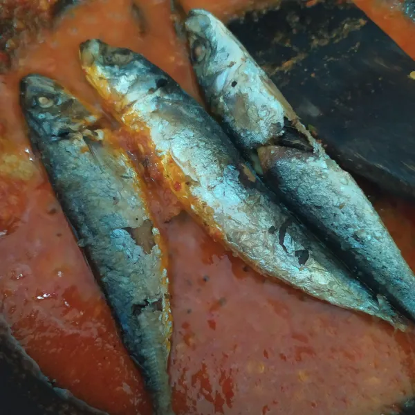 Masukkan ikan yang sudah digoreng, aduk dan masak sampai bumbu surut dan mengental. Siap disajikan