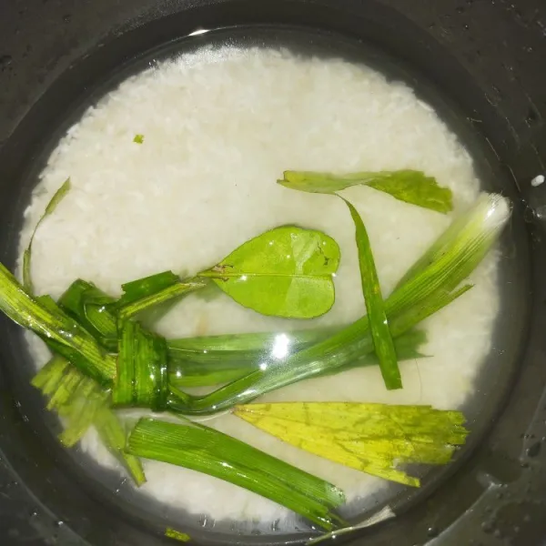 Cuci bersih beras. Masak dengan daun pandan dan daun jeruk hingga matang