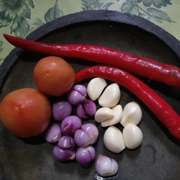 Siapkan bawang merah, bawang putih, cabai merah besar dan tomat kemudian haluskan