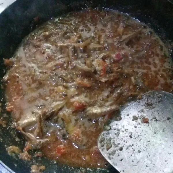 Kemudian masukan ikan teri yang sudah digoreng. Aduk rata, beri kaldu bubuk. Tes rasa, masak sampai air menyusut