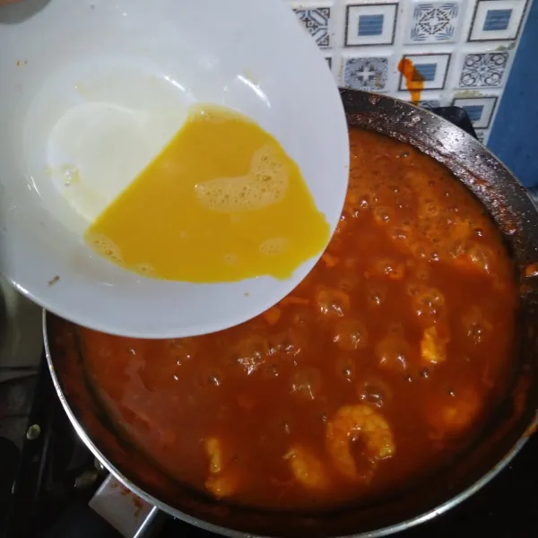 Masukkan kocokan telur. Tunggu sebentar kemudian diaduk. Tambahkan sedikit garam dan lada kemudian sajikan