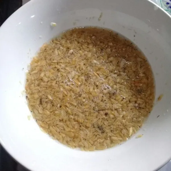 Rendam udang rebon selama 3 menit, cuci bersih dan tiriskan