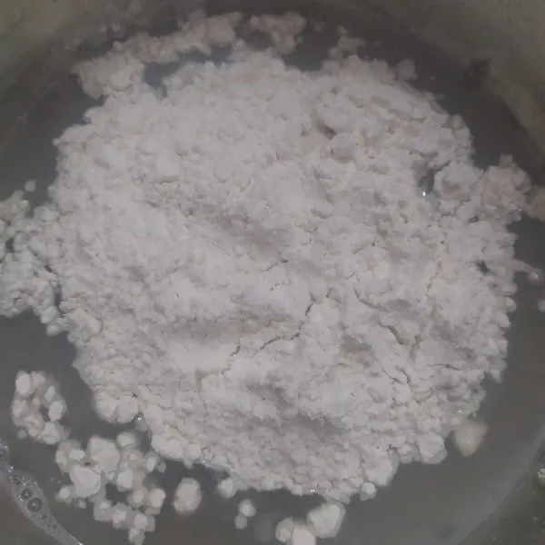 Satukan dalam panci bersama tepung terigu, air dan kaldu bubuk sebanyak 1 sdt. Tidak usah diberi garam karena terinya sudah asin