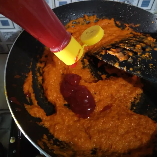 Tambahkan saus tomat