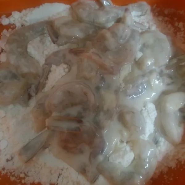 Masukkan udang ke dalam adonan basah, kemudian masukkan kedalam tepung kering. Kocok wadah yang berisi tepung dan udang supaya tepung dapat menempel sempurna