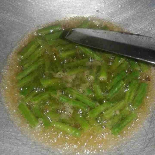 Goreng kacang panjang sampai layu, sisihkan