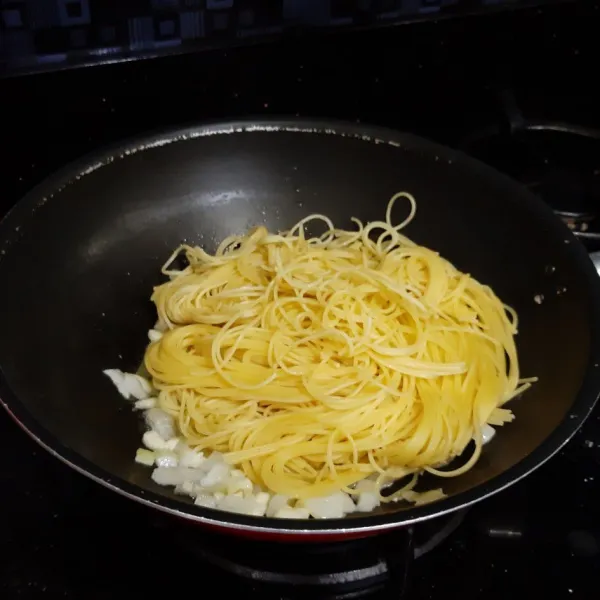 Masukkan spaghetti yang sudah direbus. Jika agak kering, bisa tambahkan sedikit air
