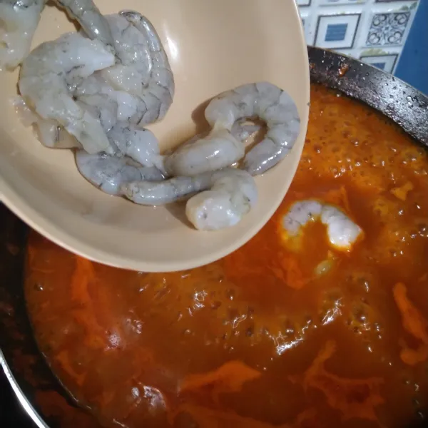 Masukkan udang dan aduk hingga matang