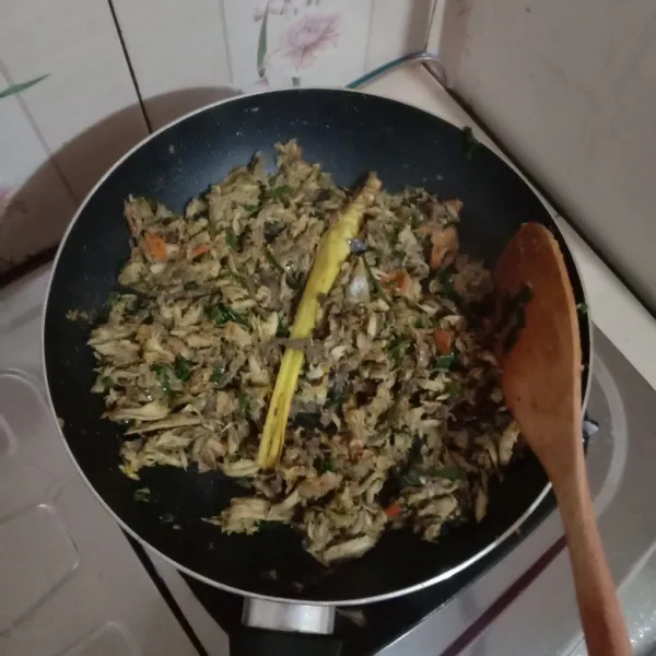 Bumbui garam, gula pasir dan kaldu bubuk. Masak hingga air habis lalu koreksi rasa