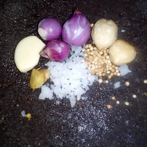 Haluskan 3 siung bawang merah, 1 siung bawang putih, 2 kemiri, 1 cm jahe, 1 sdt ketumbar, dan garam secukupnya lalu sisihkan
