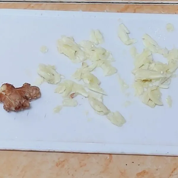 Selanjutnya, geprek jahe dan bawang putih