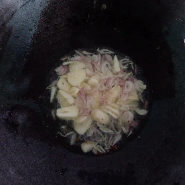 Panaskan sedikit minyak, tumis bawang merah hingga layu. Masukkan bawang putih, tumis hingga harum dan matang. Angkat