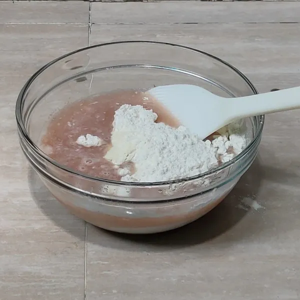 Selanjutnya masukkan tepung terigu, tepung tapioka, garam, dan kulit udang yang sudah diblender tadi ke dalam mangkuk, lalu aduk hingga rata