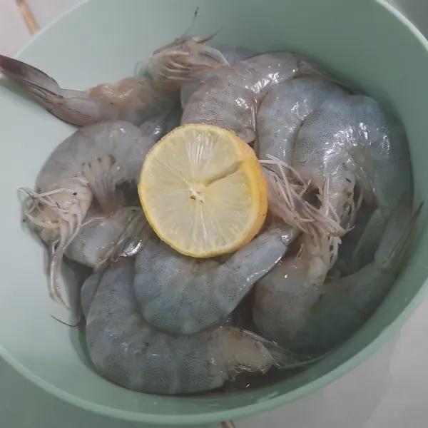 Untuk udang, setelah dibersihkan. Marinasi dengan perasan jeruk nipis agar tidak amis, diamkan 5 menit