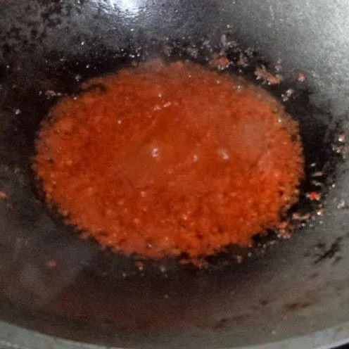 Tumis bumbu halus dengan secukupnya minyak goreng hingga harum