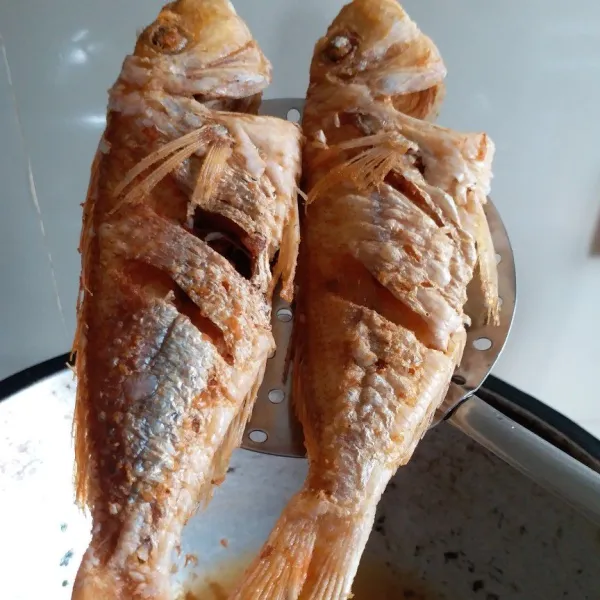 Goreng ikan sampai matang