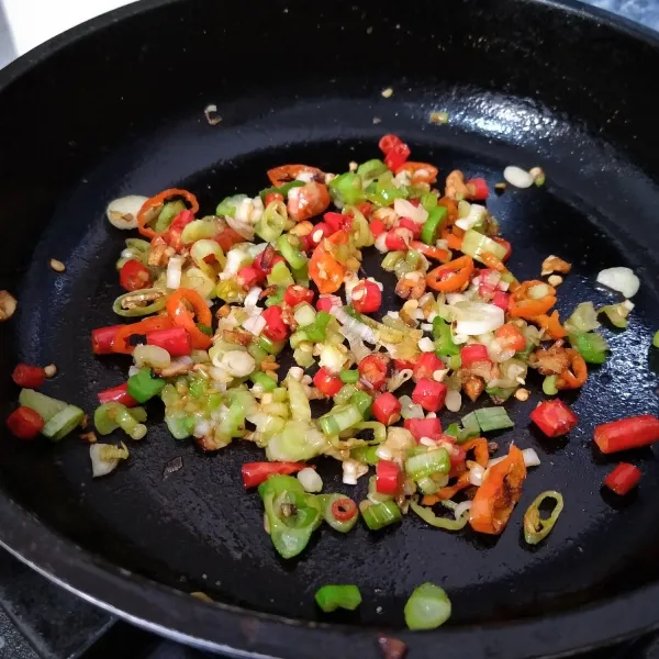 Tumis bawang putih hingga harum dan layu. Lalu masukkan semua bumbu rajang lainnya. Masak hingga layu