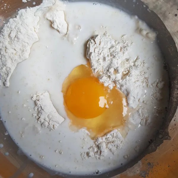 Kemudian masukkan telur, santan kental instan dan sedikit demi sedikit susu cair