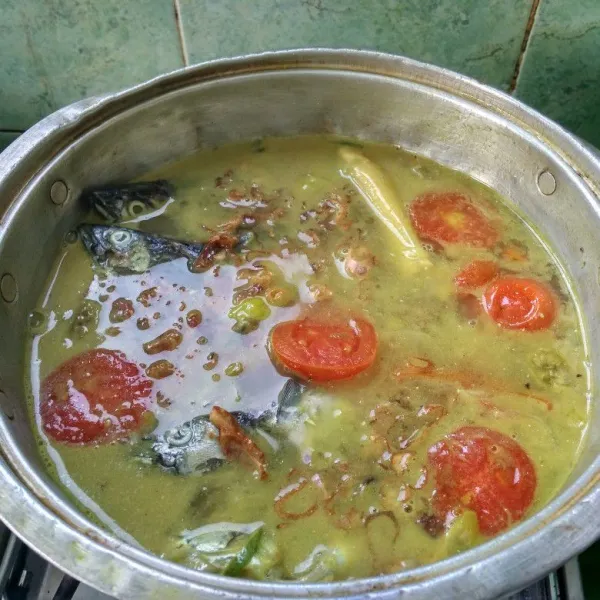 Setelah ikan matang, masukan tomat dan bawang goreng. Sajikan selagi panas