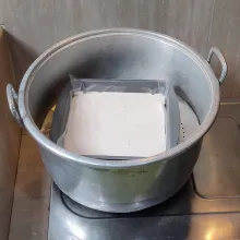 Selanjutnya, masukkan ke dalam loyang. Kukus selama 25 menit. Angkat. Tunggu dingin