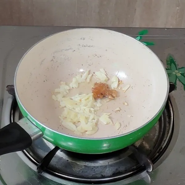 Kemudian, panaskan minyak. Tumis bawang putih dan jahe hingga aromanya harum