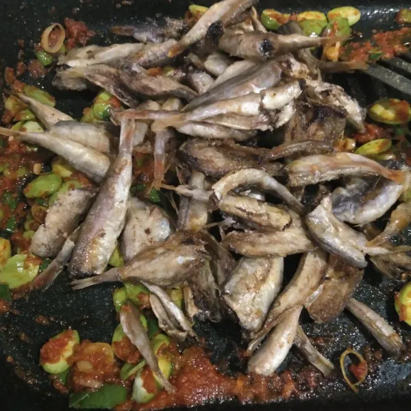 Masukkan ikan kemudian aduk-aduk sampai bumbu tercampur rata