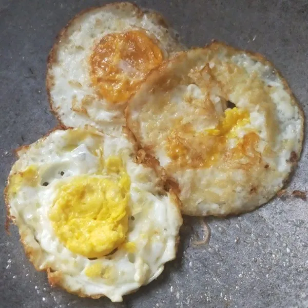 Panaskan minyak, tumis bawang merah dan bawang putih hingga harum. Lalu masukkan telur ceplok.
