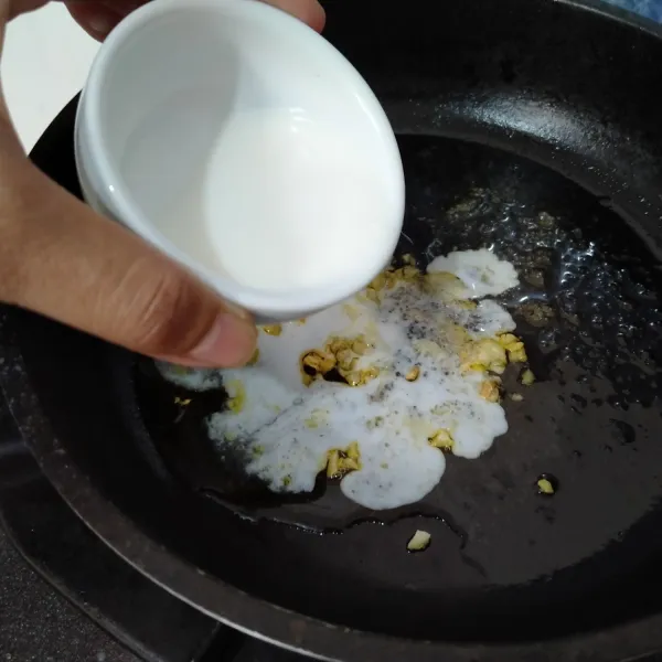 Masukkan juga larutan tepung maizena dengan susu cair. Aduk rata, tes rasa, sesuaikan selera masing-masing