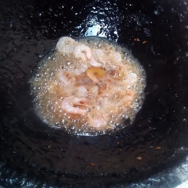 Cuci bersih 150 gr udang lalu goreng sampai matang