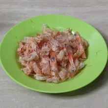 Pertama, siapkan Kulit udang yang sudah direbus