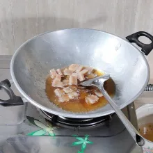 Panaskan minyak, goreng pempek sutra hingga berkulit. Angkat