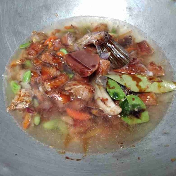 Tuang air kemudian beri gula merah dan kecap, aduk rata. Masak hingga bumbu meresap dan air hampir habis. Beri penguat rasa dan aduk rata kembali