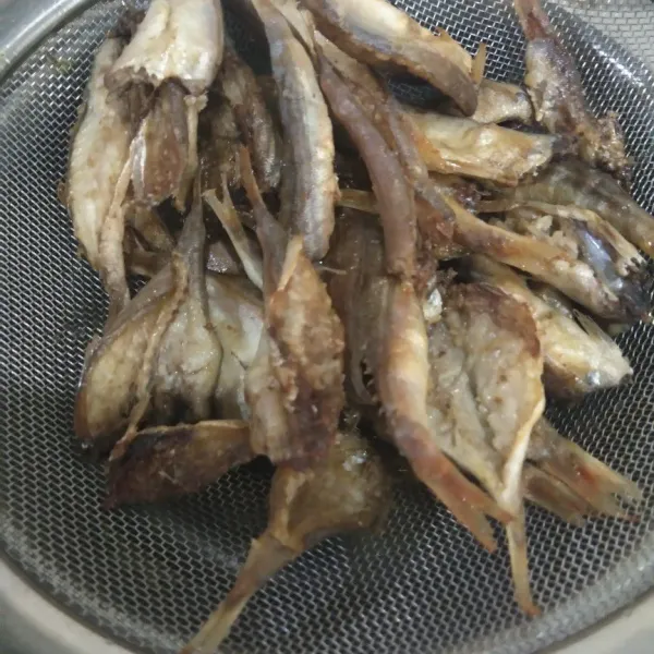 Goreng ikan sampai matang