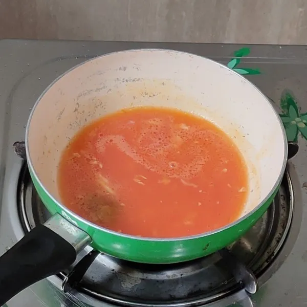 Lalu, tambahkan pasta tomatnya
