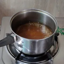 Lalu, masukkan bumbu halus dalam panci. Tambahkan kecap, garam dan gula merah. Masak hingga mendidih. Matikan api, lalu tambahkan cuka. Tata pempek dalam piring, siram dengan kuah cuko dan mentimun