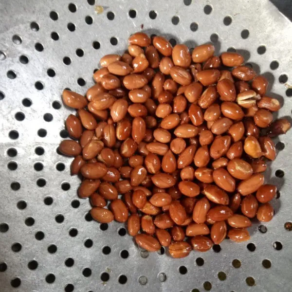 Kacang tanah juga digoreng hingga matang