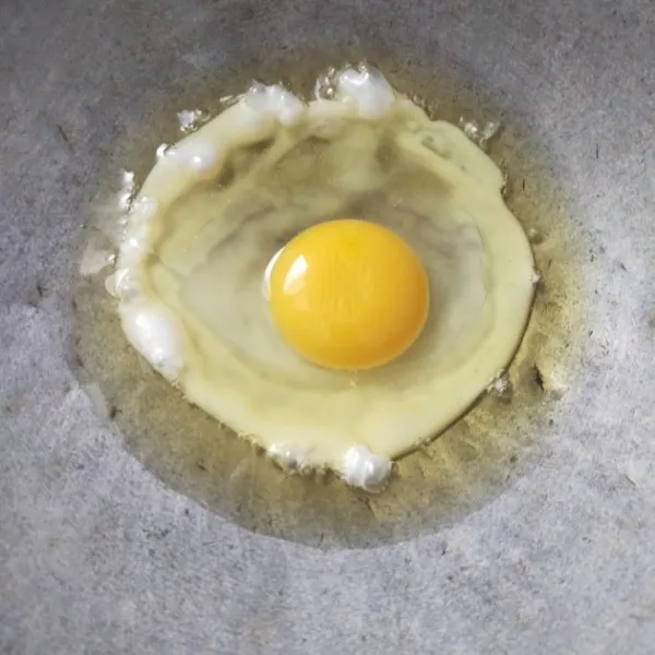Panaskan minyak, ceplok telur hingga matang