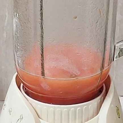 Lalu blender tomat dengan 150 ml air, sehingga menjadi pasta tomat. Kemudian saring, buang ampas tomatnya