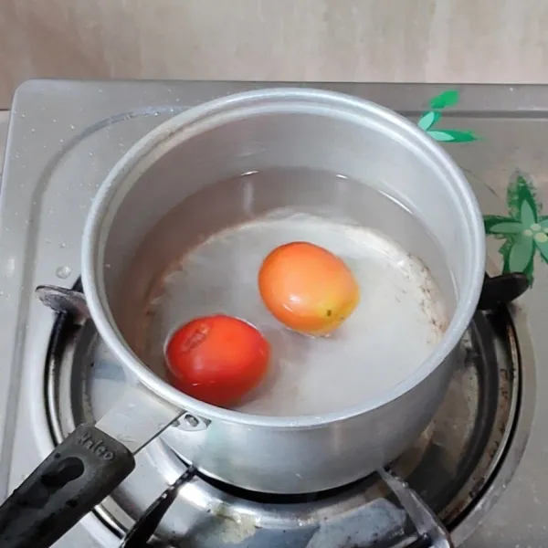 Selanjutnya untuk membuat saus asam manis, rebus tomat 10 menit. Angkat