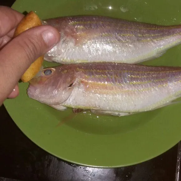 Cuci bersih ikan, lalu beri perasan air lemon. Sisihkan