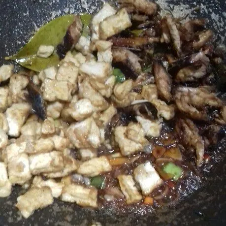 Masukkan ikan dan tahu, aduk rata