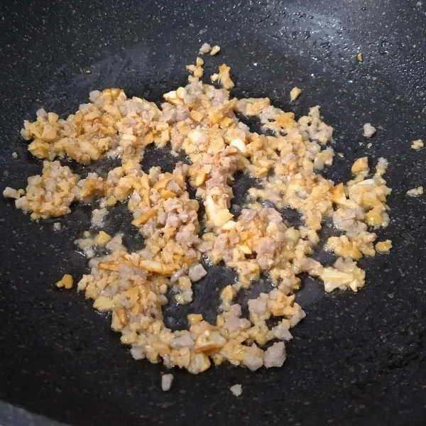 Tumis bawang putih hingga layu dan harum. Lalu masukkan udang dan ayam cincang. Masak hingga berubah warna